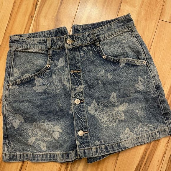 New  People Ray Printed Denim Floral
Sapphire Combo Button Zip Mini
Size 14 - Picture 4 of 6